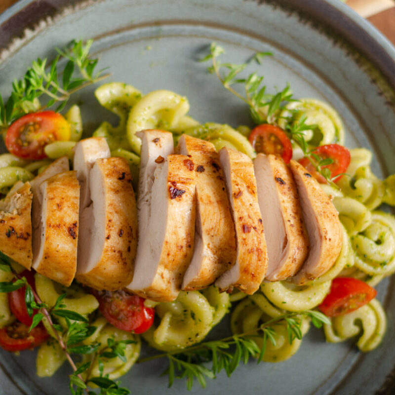 Pasta con pollo al pesto